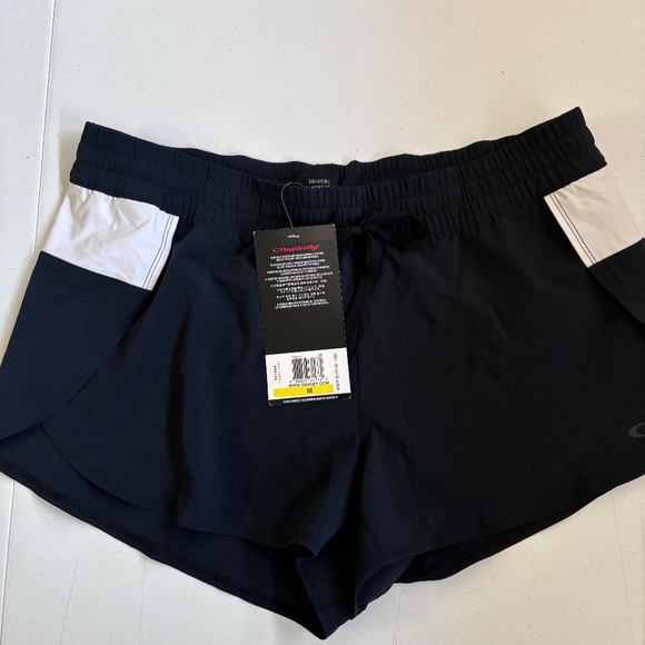 New $120 womens Oakley shorts various sizes - Picture 4 of 7